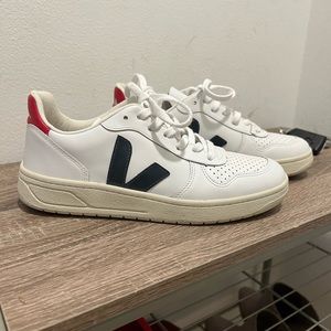 Women’s Veja v10 size US7/7.5/RU38